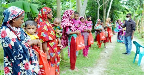 রাঙ্গাবালীতে খাবার পেল চরের শিশুরা