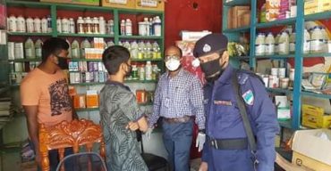 ঝিনাইদহে টিসিবি’র মালামাল বিতরনে মনিটরিং ভোক্তা অধিকার সংরক্ষনের হানা, জরিমানা আদায়