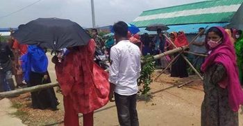 বকেয়া বেতনের দাবিতে পোশাক শ্রমিকদের সড়ক অবরোধ