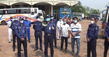 ঝিনাইদহে সরকারি নির্দেশনা মেনে বাস চলাচল নিশ্চিত করতে পুলিশের তল্লাসী