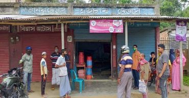 শার্শার নাভারনে সাংবাদিকের দোকান থেকে সাড়ে তিন লক্ষ টাকার মালামাল লুট করেছে দুর্বৃওরা