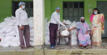 আমতলীতে কর্মহীনরা পেল মানবিক খাদ্য সহায়তা