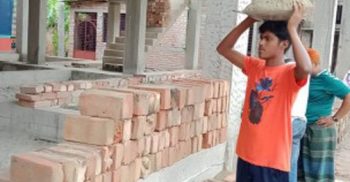 দিনে রাজমিস্ত্রি রাতে ছাত্র, জিপিএ ৫ পেয়েও রাজমিস্ত্রির কাজ করা তপন দাসের লেখাপড়া অনিশ্চিত!