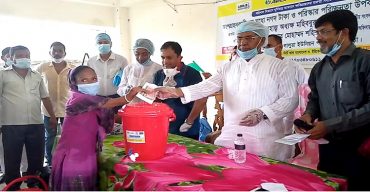 কলাপাড়ায় আম্পানে ক্ষতিগ্রস্থদের মাঝে সহায়তা প্রদান