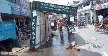 কালীগঞ্জে অবৈধ আলমসাধু যানের ধাক্কায় ভেঙ্গে গেল করোনানাশক টানেল