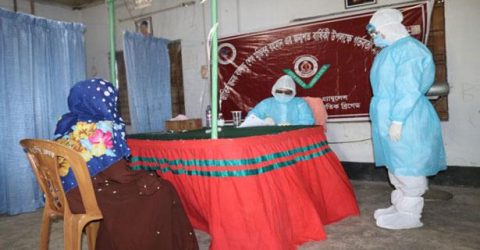 খাগড়াছড়িতে আক্রান্ত ২৩৮, অসহায়দের ত্রাণ দিল সেনাবাহিনী
