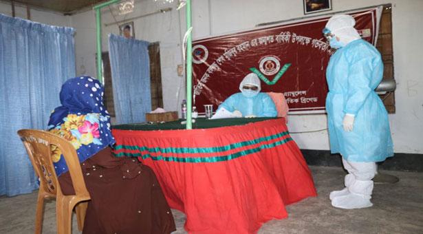 খাগড়াছড়িতে আক্রান্ত ২৩৮, অসহায়দের ত্রাণ দিল সেনাবাহিনী