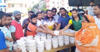 সিদ্ধিরগঞ্জে দরিদ্র মানুষের মাঝে মহসিন ভুঁইয়ার রান্না করা খাবার বিতরণ