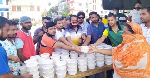 সিদ্ধিরগঞ্জে দরিদ্র মানুষের মাঝে মহসিন ভুঁইয়ার রান্না করা খাবার বিতরণ