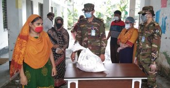 ইসদাইর রাবেয়া স্কুলে সেনাবাহিনীর ত্রান সামগ্রী বিতরন