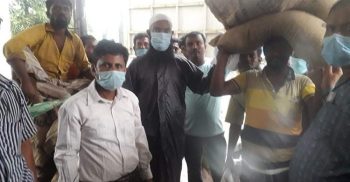 গলাচিপায় শান্তিপূর্ণভাবে জেলের মধ্যে চাল বিতরণ
