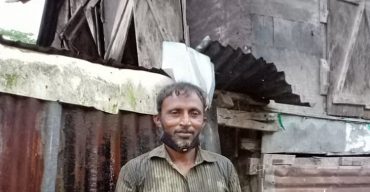 একটি ঘরের আশায় প্রধানমন্ত্রী দিকে তাকিয়ে আছে জেলে মোসলেম গাজীর পরিবার