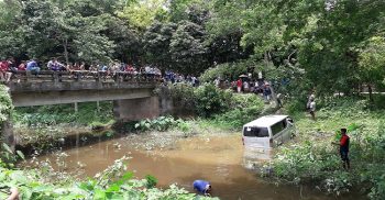 কাজীগঞ্জ বাজারের নিজ আগনা ব্রিজটি যেন মরণ ফাঁদ: গাড়ী উল্টে ২ আহত