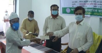 ঝিনাইদহে ইমাম মুয়াজ্জিনদের মাঝে আর্থিক অনুদানের চেক বিতরণ