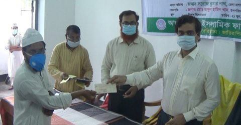 ঝিনাইদহে ইমাম মুয়াজ্জিনদের মাঝে আর্থিক অনুদানের চেক বিতরণ