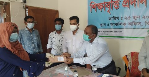 ঝিনাইদহ রিজিওন অফিসে ওয়েভ ফাউন্ডেশন সংস্থার শিক্ষাবৃত্তির চেক বিতরণ