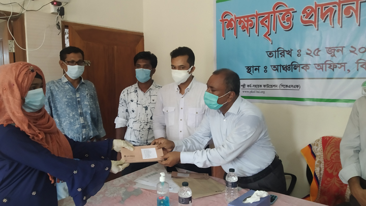 ঝিনাইদহ রিজিওন অফিসে ওয়েভ ফাউন্ডেশন সংস্থার শিক্ষাবৃত্তির চেক বিতরণ