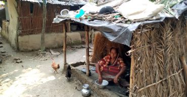 ঝিনাইদহ রামচন্দ্রপুর গ্রামে আম্পান ঝড়ের তান্ডবে মাথা গোজার একমাত্র ছাপড়া ঘরটি ঝড়ে লন্ড ভন্ড!