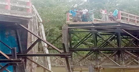আমতলীতে আয়রণ ব্রীজ ভেঙ্গে ইট বোঝাই ট্রলি নদীতে