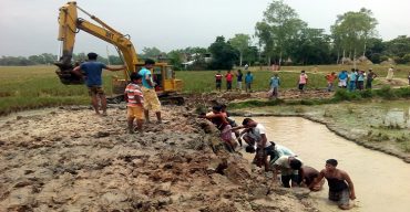 রাণীনগরে গ্রামবাসীরা টাকা তুলে নির্মান করছেন দুই কিলোমিটার মাটির রাস্তা