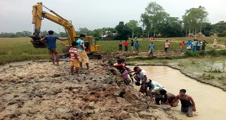 রাণীনগরে গ্রামবাসীরা টাকা তুলে নির্মান করছেন দুই কিলোমিটার মাটির রাস্তা