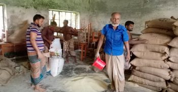 গলাচিপায় জেলেদের মাঝে চাল বিতরণ