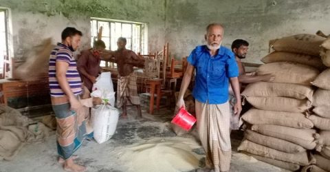 গলাচিপায় জেলেদের মাঝে চাল বিতরণ