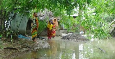 তালতলীতে পানি বন্ধী হয়ে ১৫ টি পরিবারের অর্ধশতাধিক মানুষ, প্রবাহমান খালে বাঁধ দিয়ে মাছ চাষ