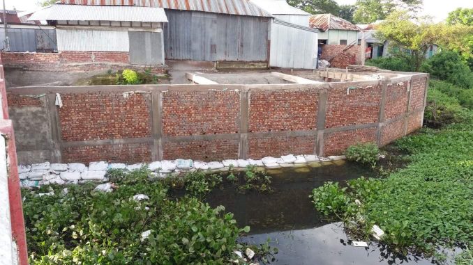 শরীয়তপুরে সরকারি খাল ও অন্যের জমি দখল করে দোকানঘর নির্মান