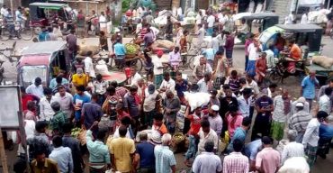 বাড়ছে করোনায় আক্রান্তের সংখ্যা, হাট-বাজারগুলোতে মানা হচ্ছে না সামাজিক দূরত্ব!