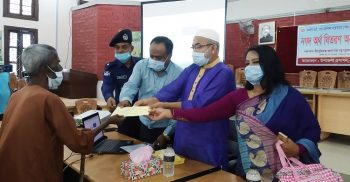 সাপাহারে খাদ্য মন্ত্রনালয়ের সেচ্ছাধীন তহবিল হতে নগদ অর্থ বিতরণ