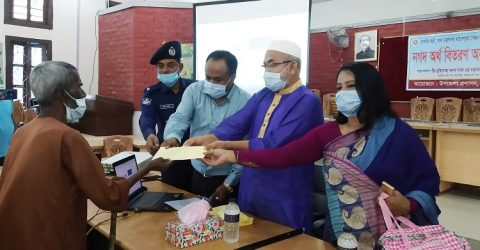 সাপাহারে খাদ্য মন্ত্রনালয়ের সেচ্ছাধীন তহবিল হতে নগদ অর্থ বিতরণ