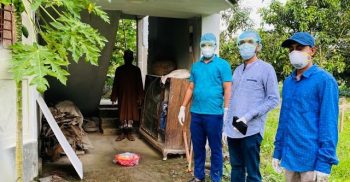 দশমিনা উপজেলা প্রশাসনের শুভেচ্ছা উপহার করোনায় আক্রান্তদের বাড়িতে