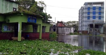 ভারী বৃষ্টিতে জনজীবন বিপর্যস্থ : ডুবে রয়েছে কুয়াকাটা বিভিন্ন এলাকা