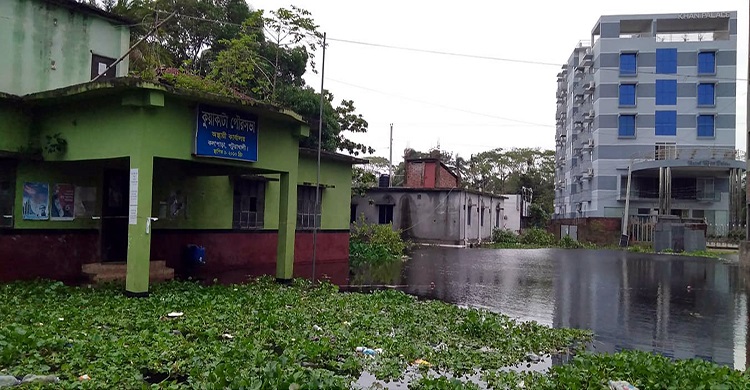 ভারী বৃষ্টিতে জনজীবন বিপর্যস্থ : ডুবে রয়েছে কুয়াকাটা বিভিন্ন এলাকা