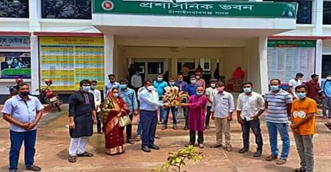 চাঁপাইনবাবগঞ্জে নবাগত ইউএনও নাজমুল ইসলামকে ফুলের শুভেচ্ছা