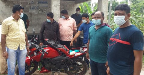 পুলিশের চেকপোষ্ট দেখে মোটরসাইকেল ও ৬ কেজি রুপা ফেলে পালিয়ে গেল পাচারকারী