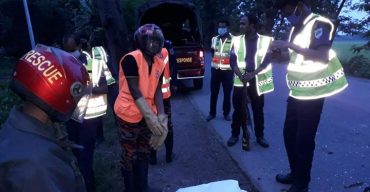 ঝিনাইদহে ট্রাক নিয়ন্ত্রণ হারিয়ে গাছের সঙ্গে ধাক্কা, চালক নিহত