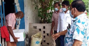 কোভিড-১৯ করোনায় আক্রান্তের বাড়ি গিয়ে খাদ্য সামগ্রী প্রদান