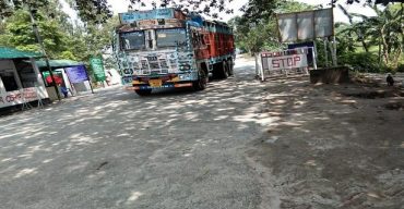 শুরুর ৪ ঘণ্টা পর আবার বন্ধ বুড়িমারী স্থলবন্দর দিয়ে আমদানি-রফতানি