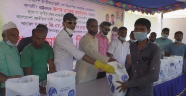 জেলা স্বেচ্ছাসেবক দলের সম্পাদকের উদ্যাগে খাদ্র সামগ্রী বিতরন