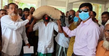 গলাচিপায় করোনা ভাইরাস ও ঘূর্ণিঝড় আম্ফানে ক্ষতিগ্রস্তদের মাঝে ত্রাণ বিতরণ