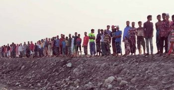 বলেশ্বর নদীর ৩৫/১ পোল্ডারে ফ্লাশিং গেট বন্ধ করে বেরিবাঁধ সংস্কার শতশত পরিবারের ভোগান্তি চরমে