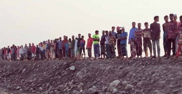 বলেশ্বর নদীর ৩৫/১ পোল্ডারে ফ্লাশিং গেট বন্ধ করে বেরিবাঁধ সংস্কার শতশত পরিবারের ভোগান্তি চরমে