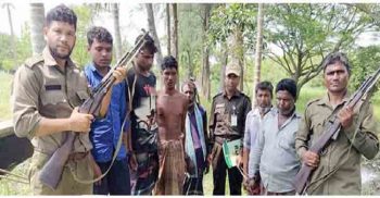 সুন্দরবনে খালে বিষ দিয়ে মাছ শিকারের সময় আটক ৬