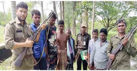 সুন্দরবনে খালে বিষ দিয়ে মাছ শিকারের সময় আটক ৬
