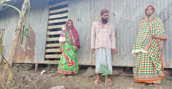 গলাচিপায় আম্পানে সব হারিয়ে পথে বসেছেন মস্তফা সরদার