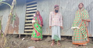 গলাচিপায় আম্পানে সব হারিয়ে পথে বসেছেন মস্তফা সরদার