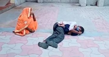 বাবার কোলেই শিশুর করুণ মৃত্যু: ছুঁয়েও দেখলেন না কোন ডাক্তার