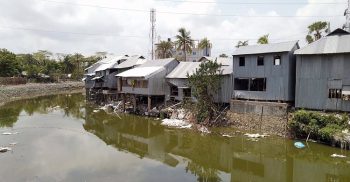 কুয়াকাটায় খাল দখল করে স্থাপণা নির্মাণ করায় ৬জনকে ত্রিশ হাচার টাকা জরিমানা